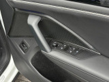 運転席ドアのスイッチ操作でテールゲートを開けることができます。ラゲッジへのアクセスもスムーズ。