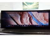 クルマの頭脳ともいえる、管理システム、iDrive。ナビだけではなく、オーディオ操作や車両情報の表示などをコントロールできます。便利さと安全性の向上にも繋がっています。