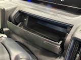 小物が収納できる運転席側インパネアッパーボックス。 ボックス内にはUSBソケットが一口。とても使いやすい