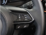 【マツダ・レーダー・クルーズ・コントロール】センサーが前方車を検知し、運転者がアクセルペダルやブレーキペダルを踏まなくても、設定した速度での走行や、前方車との車間距離を一定に保つ追従走行ができます。