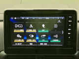 ナビやスマートフォン連携、HDMI、SDなど複数の項目を画面から選択できます。情報設定や交通情報もまとめて確認でき、利用したい機能を見つけやすい操作画面です。