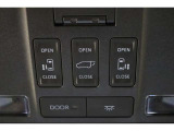 両側電動スライドドアはドアの直接操作以外にも運転席からのスイッチ操作やリモコン操作でも開閉が可能!狭い駐車場などでもドアの開閉が楽々・安心ですね!