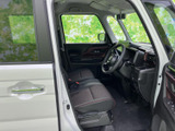 前席は窓から光が入り、運転席まわりまで見通しやすい空間です。座面や背もたれには落ち着いた色合いを採用し、日々の移動でもゆったりと過ごせます。