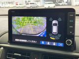 車両後方の映像と周囲の状況を画面で確認でき、駐車時の目安として活用できます。ガイド表示もあり、後退時の周辺確認を助ける便利な装備です。画面上で状況を把握できます。
