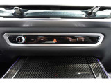 ドライバーに向かってレイアウトされた機能的なセンターコンソールやコントロール類がもたらす高い操作性。常に、運転に集中できるレイアウトです。