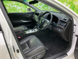 運転席まわりは視界が広く、前方や左右の様子を確認しやすいレイアウトです。座席とドアの位置関係も自然で、乗り降りの際にも落ち着いてお使いいただけます。