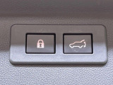 【パワーバックドア】スマートキーや運転席のボタンを押すだけでリアゲートが自動で開閉します!荷物を持っている時や、高い位置にあるバックドアを閉める際に便利な機能です♪