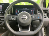 手元に各種スイッチが集まり、視線を大きく移さずに車内機能を扱いやすい配置です。握りやすい形状で、運転姿勢を保ちながら操作を行えるのも便利です。