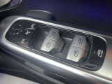 運転席ドアに配置されたパワーウィンドウとドアミラー操作スイッチ