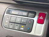 【オートエアコン】一度お好みの温度に設定すれば、車内の温度を検知し風量や温度を自動で調整。暑い&hellip;寒い&hellip;と何度もスイッチ操作をする必要はありません。快適な車内空間には必須の機能ですね♪