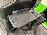 飲み物や食べ物を気軽に置ける格納式シートバックテーブルを、運転席と助手席の背もたれにご用意。車内の休憩も快適です!