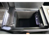 運転席からも助手席からも使いやすい両開きのセンターコンソールボックスを装備しています。ボックス内にはHDMIや給電用USBポート(Type-C)、アクセサリーソケットを備えています。