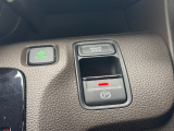 セレクトレバーの右に電子制御パーキングブレーキがあります。スイッチひとつで、停車した地点の傾斜などをシステムが検知・判断してブレーキ力を自動的に制御し、しっかり停車できるパーキングシステムです。
