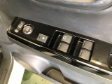 【窓操作部分】運転席のスイッチでは、すべてのウィンドーの開閉操作を行うことができます。