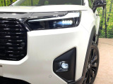 【LEDヘッドライト】悪天候や夜間走行時も良好な視界を確保し安心して運転できる高輝度LEDヘッドライトを装備!点灯速度が早く、消費電力も抑えられています。