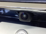 車の後方に小型カメラが付いておりバックする際の後方の様子をモニター上に表示します。