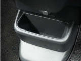 ◆センターロアボックス◆インパネ中央の下部には、ごみ箱としても使用する事ができるセンターロアボックスを装備しております。