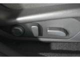 パワーシート(乗り降りから、運転席のポジション設定まで、ボタンで一つで微調整できます。高級車の必須アイテムです。)