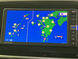 テレビ画面では、地図情報を含む映像表示を確認できます。停車中のひとときにテレビや映像を楽しめる装備で、画面を見ながら情報を確認したい場面にも便利です。