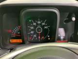 速度や燃料残量など、運転時に確認したい情報が見やすく配置されています。表示内容をひと目で把握しやすく、日々の運転を支えるメーターまわりです。