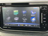 画面には目的地や音楽、テレビなどのメニューが並び、選択肢を見渡しやすい表示です。周囲にも操作ボタンが配置され、地図やオーディオの切り替えを日常の移動で活用できます。