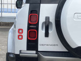 【LEDテールライト】後方車からの視認性も良く、誰が見てもDEFENDERだと一目でわかるデザインに仕上がっています。