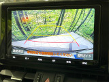 【バックカメラ】駐車時に後方がリアルタイム映像で確認できます。大型商業施設や立体駐車場での駐車時や、夜間のバック時に大活躍!運転スキルに関わらず、今や必須となった装備のひとつです!