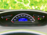 速度計や各種表示が運転席正面にまとまり、走行に必要な情報を確認しやすい配置です。表示が見渡しやすく、出発前や運転中にメーターの状態を把握しやすい設計です。