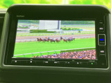 車内でテレビ映像を楽しめる画面を備えています。停車中の休憩時間に番組を視聴でき、待ち時間も快適に過ごせます。映像は停車時にお楽しみください。