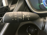 レバーには操作位置を示す表示があり、AUTOの表記も確認できます。手元で扱う装備の表示が見やすく、必要な操作を把握しやすい配置です。日常の運転時にも使いやすさに配慮されています。