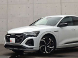 ●Audiが最初に採用したLEDポジショニングランプ。シャープなラインで昼間でも点けていたいと思うほど上品でオシャレです。夜間走行時はさらに目立ちます!