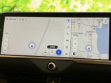 地図と現在地を同時に見渡せる画面表示で、周辺の道筋を確認しながら目的地までの移動をサポートします。拡大縮小などの表示操作も画面上で行え、使いやすい案内環境です。