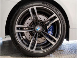 【BMWアロイホイル】軽量かつ強度に拘ったアロイホイル。走行性能ポテンシャルを引き出す設計。車の足元を引き締めてくれる大きなポイントはアロイホイルです。