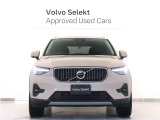 ボルボXC40は、よりスマートに、より大胆に生まれ変わりました。刷新されたフロントフェイス、先鋭的な躍動感を感じさせるスタイリング。SUVの姿を体現するプロポーションは力強さに溢れた佇まいを見せます。