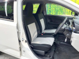 運転席シート廻りは使用感も少なく、良好な状態となっています。前オーナー様が丁寧に使っていたことがよくわかりますね。