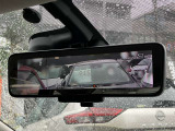 【インテリジェントルームミラー】車両後方のカメラ映像がミラー(液晶画面)に写るので、後席の人や荷物が写りこみません。夜間や悪天候でも視界が良好です♪