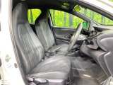 運転席まわりには十分なスペースがあり、大柄な方でもゆったり運転していただける環境です。