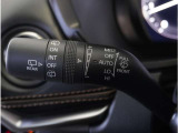 【オートワイパー機能】レバーをAUTOの位置にしているとき、レインセンサーが雨を感知すると、雨量に応じて、ワイパーが自動で作動します。