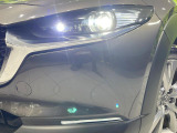 【LEDヘッドライト】悪天候や夜間走行時も良好な視界を確保し安心して運転できる高輝度LEDヘッドライトを装備!点灯速度が早く、消費電力も抑えられています。