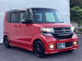 洗練されたフロントマスクが目を惹く一台。真正面から見ると、その堂々とした佇まいとデザインの美しさがより一層際立ちます。