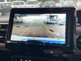 後方の様子に加え、目安となるガイド線も画面に表示されます。駐車時に周囲との距離感をつかみやすく、車庫入れや狭い場所での切り返しをサポートしてくれます。