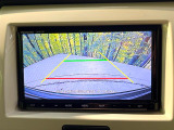 【バックカメラ】駐車時に後方がリアルタイム映像で確認できます。大型商業施設や立体駐車場での駐車時や、夜間のバック時に大活躍!運転スキルに関わらず、今や必須となった装備のひとつです!