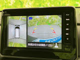 後方の映像に加え、車両を上から見た表示も確認できる画面です。目安となるガイド線も表示されるため、駐車時に周囲との位置関係をつかみやすく、日常の車庫入れに役立ちます。