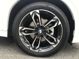 アウトバーンでの走行を見据えたBMWのブレーキシステムはもしもの時にもいち早くマシンを停止してくれます。