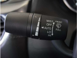 【オートワイパー機能】レバーをAUTOの位置にしているとき、レインセンサーが雨を感知すると、雨量に応じて、ワイパーが自動で作動します。