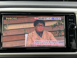 停車中にテレビ番組の映像を楽しめる画面を装備。画面上で番組内容を確認でき、休憩時間などに車内で映像を視聴したい方にも便利にお使いいただけます。