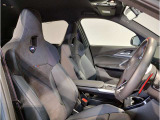 【コックピットシート】BMW車の主役席。車体中央にくる様に配置し車両重心とが一致する事でドライバーと車との一体感あるドライビングを実現。人間工学に基づき形成した形状が長時間のドライブ疲労も軽減します!