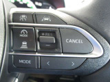 ステアリング右側にクルーズコントロールスイッチがあります。アクセルペダルを踏まなくても、一定の車速で走行することができます。