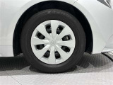 タイヤサイズは(195/65R15)でキャップ付きスチールホイールです。