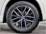 BMWの純正アロイホイールは軽量かつ強度にも優れているホイールで走行性能を引き上げる設計になっております。足元にもBMWは妥協がなくこだわっている個所になります。